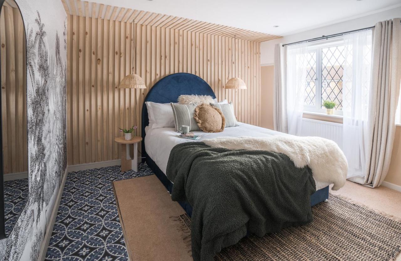 4-Bed Cotswold Getaway With Hot Tub & Gaming Room Churchdown Eksteriør billede