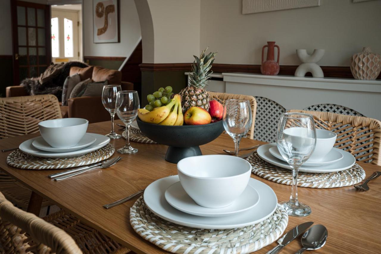 4-Bed Cotswold Getaway With Hot Tub & Gaming Room Churchdown Eksteriør billede